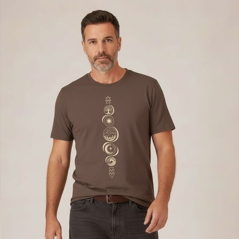 T-shirt homme manche courte en coton biologique couleur mocha avec le dessin de chaque élément de la nature, la sérigraphie est de couleur beige. Zoom sur le t-shirt.