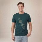 T-shirt homme manche courte en coton biologique couleur vert sapin avec un dessin représentant les cinq éléments et la sérigraphie est de couleur beige. Zoom sur le t-shirt.