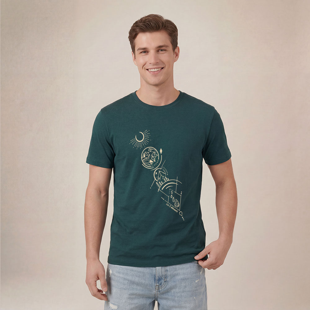 T-shirt homme manche courte en coton biologique couleur vert sapin avec un dessin représentant les cinq éléments et la sérigraphie est de couleur beige. Zoom sur le t-shirt.