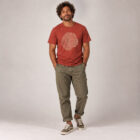 T-shirt homme manche courte en coton biologique de couleur rouge lave avec le dessin d'une coupe de bois formée par des petits animaux la sérigraphie est de couleur beige.