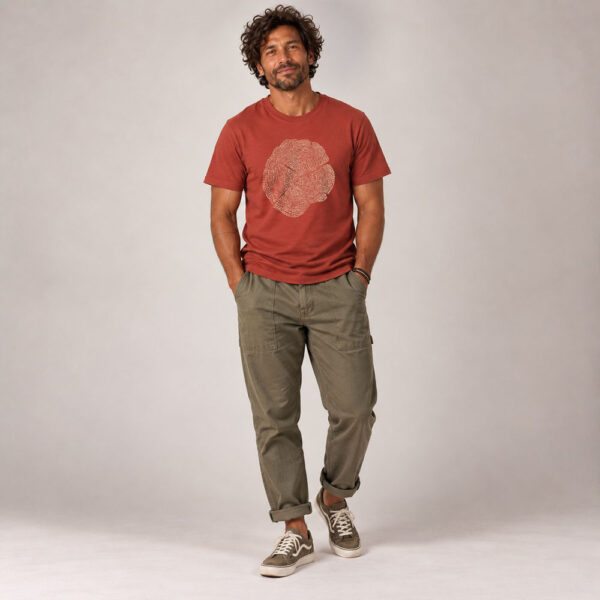 T-shirt homme manche courte en coton biologique de couleur rouge lave avec le dessin d'une coupe de bois formée par des petits animaux la sérigraphie est de couleur beige.