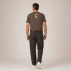 T-shirt homme manche courte en coton biologique de couleur mocha vue de dos avec le dessin de la marque entre les épaules et la sérigraphie est de couleur beige.