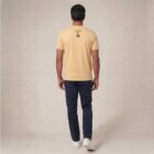 T-shirt homme manche courte en coton biologique de couleur blé vue de dos avec le dessin de la marque entre les épaules et la sérigraphie est de couleur marron.