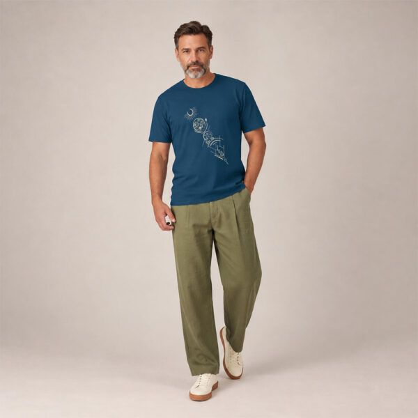 T-shirt homme manche courte en coton biologique couleur bleu denim avec un dessin représentant les cinq éléments et la sérigraphie est de couleur beige.