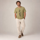 T-shirt homme manche courte en coton biologique couleur olive avec le dessin de chaque élément de la nature, la sérigraphie est de couleur noir.