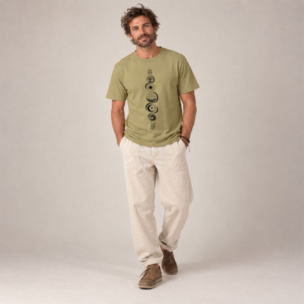 T-shirt homme manche courte en coton biologique couleur olive avec le dessin de chaque élément de la nature, la sérigraphie est de couleur noir.