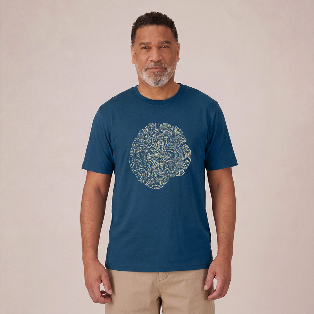 T-shirt homme manche courte en coton biologique de couleur bleu denim avec le dessin d'une coupe de bois formée par des petits animaux la sérigraphie est de couleur beige. Zoom sur le t-shirt.