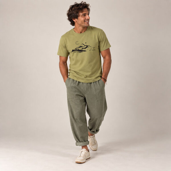 T-shirt homme manche courte en coton biologique couleur olive avec le dessin d'une montagne et inscrit silence de sérigraphie noir.