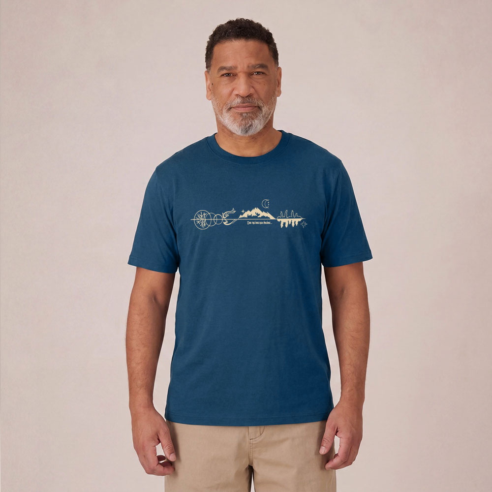T-shirt homme manche courte en coton biologique de couleur bleu denim avec un dessin représentant les éléments de la nature sur une ligne avec l'inscription des racines aux étoiles la sérigraphie est de couleur beige. Zoom sur le t-shirt.