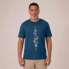 T-shirt homme manche courte en coton biologique couleur bleu denim avec le dessin de chaque élément de la nature, la sérigraphie est de couleur beige. Zoom sur le t-shirt.