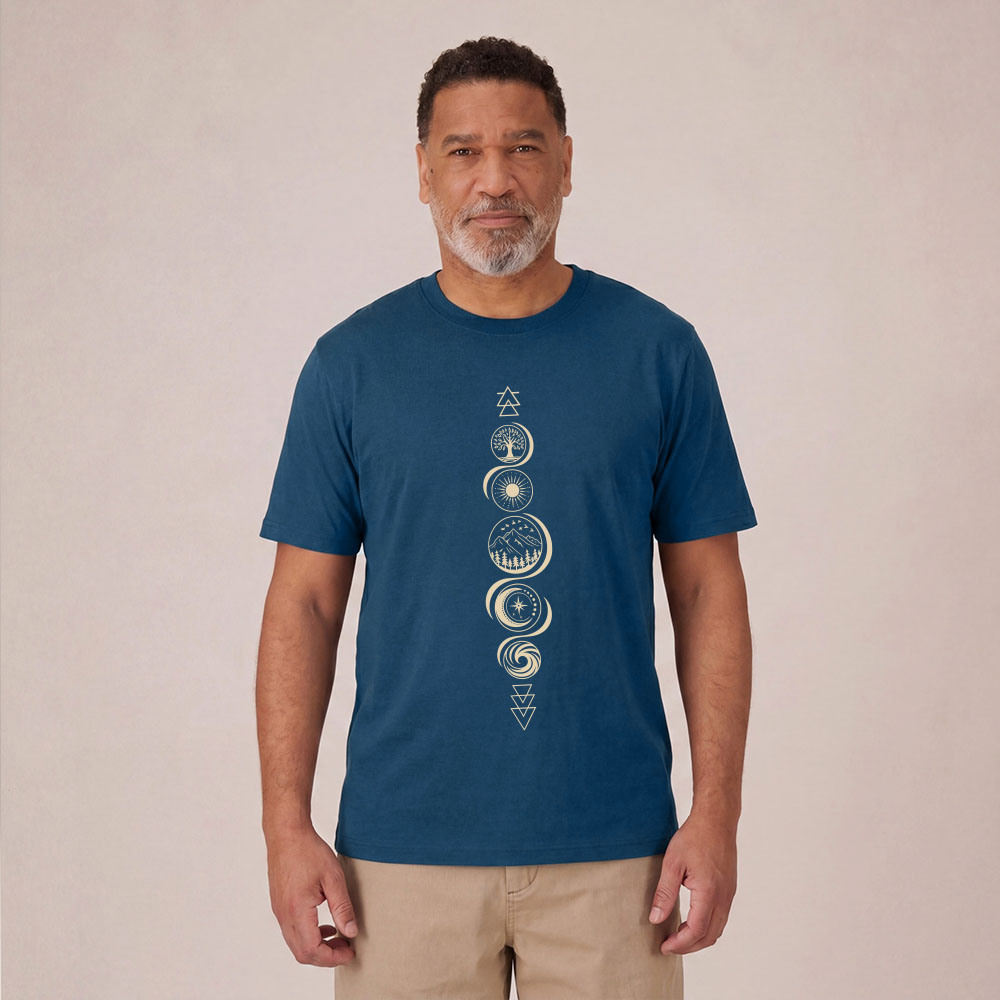 T-shirt homme manche courte en coton biologique couleur bleu denim avec le dessin de chaque élément de la nature, la sérigraphie est de couleur beige. Zoom sur le t-shirt.
