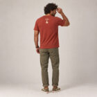 T-shirt homme manche courte en coton biologique de couleur rouge lave vue de dos avec le dessin de la marque entre les épaules et la sérigraphie est de couleur beige.