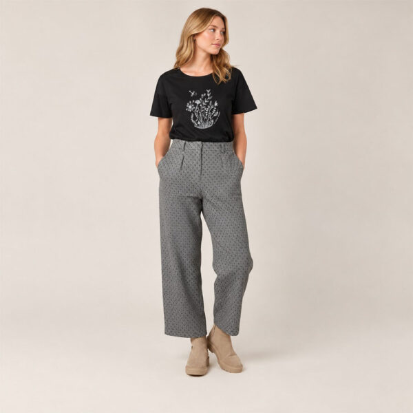 T-shirt femme à manche courte en coton biologique couleur noir avec un dessin de bouquet de fleurs en forme allongée. Avec une inscription ' La clef des champs', la sérigraphie est de couleur argenté.