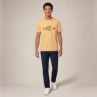 T-shirt homme manche courte en coton biologique couleur blé avec le dessin d'un poisson en forme de vélo qui mange un 4x4 avec une sérigraphie marron.