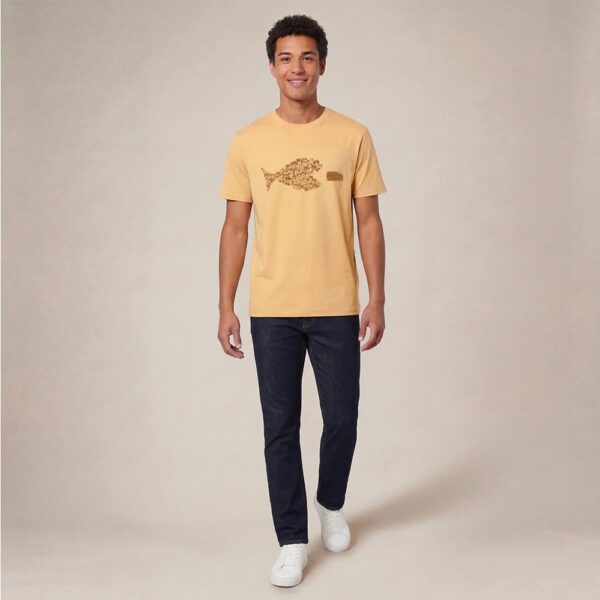 T-shirt homme manche courte en coton biologique couleur blé avec le dessin d'un poisson en forme de vélo qui mange un 4x4 avec une sérigraphie marron.
