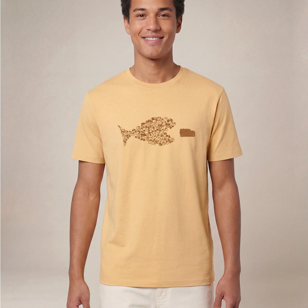 T-shirt homme manche courte en coton biologique couleur blé avec le dessin d'un poisson en forme de vélo qui mange un 4x4 avec une sérigraphie marron. Zoom sur le t-shirt.