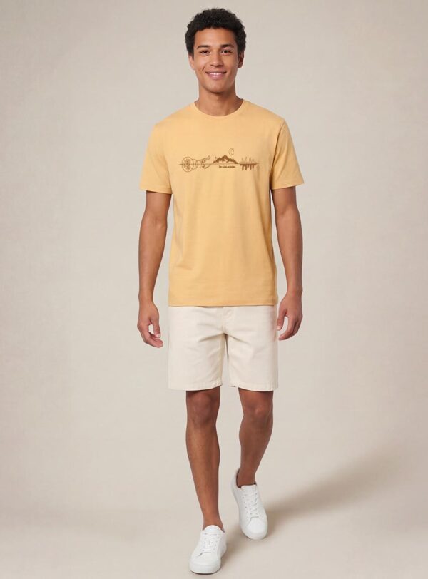 T-shirt homme manche courte en coton biologique de couleur blé avec un dessin représentant les éléments de la nature sur une ligne avec l'inscription des racines aux étoiles la de sérigraphie est de couleur marron.
