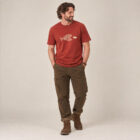 T-shirt homme manche courte en coton biologique couleur rouge lave avec le dessin d'un poisson en forme de vélo qui mange un 4x4 avec une sérigraphie beige.