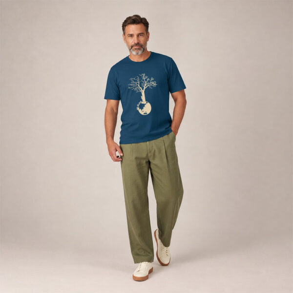 T-shirt homme manche courte coton biologique couleur bleu denim avec le dessin d'un arbre sur une planète et sérigraphie de couleur beige.