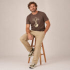 T-shirt homme manche courte en coton biologique couleur mocha avec le dessin d'un arbre sur une planète et sérigraphie de couleur beige.