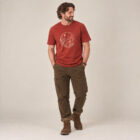 T-shirt homme manche courte en coton biologique couleur rouge lave avec le dessin d'un yin et yang de la nature, d'un coté les montagnes et de l'autre la plage la sérigraphie est de couleur beige.