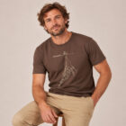 T-shirt homme manche courte en coton biologique couleur mocha avec un dessin représentant une baleine avec des motifs polynésiens en sérigraphie de couleur beige. Zoom sur le t-shirt.