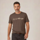 T-shirt homme manche courte en coton biologique de couleur mocha avec un dessin représentant les éléments de la nature sur une ligne avec l'inscription des racines aux étoiles la de sérigraphie est de couleur beige. Zoom sur le tshirt.