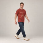 T-shirt homme manche courte en coton biologique couleur rouge lave avec un dessin représentant une baleine avec des motifs polynésiens en sérigraphie de couleur beige.
