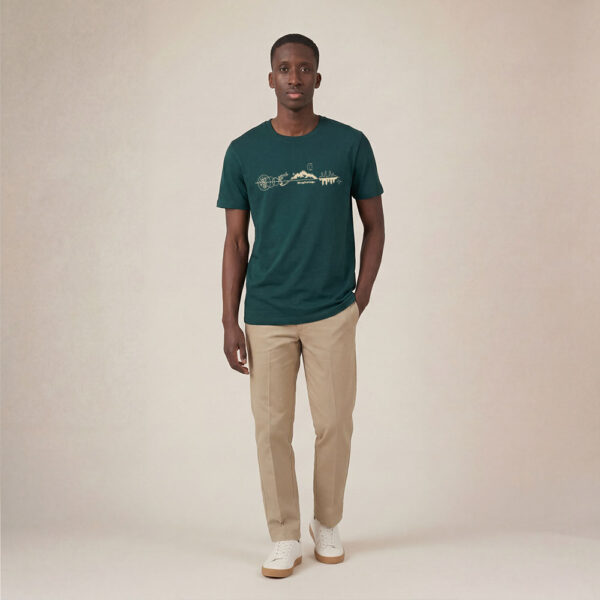 T-shirt homme manche courte en coton biologique de couleur vert sapin avec un dessin représentant les éléments de la nature sur une ligne avec l'inscription des racines aux étoiles la de sérigraphie est de couleur beige.