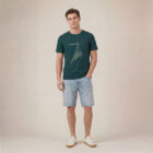 T-shirt homme manche courte en coton biologique couleur vert sapin avec un dessin représentant une baleine avec des motifs polynésiens en sérigraphie de couleur beige.