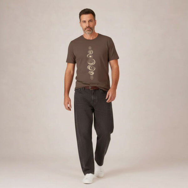 T-shirt homme manche courte en coton biologique couleur mocha avec le dessin de chaque élément de la nature, la sérigraphie est de couleur beige.
