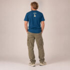 T-shirt homme manche courte en coton biologique de couleur bleu denim vue de dos avec le dessin de la marque entre les épaules et la sérigraphie est de couleur beige.