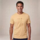 T-shirt homme manche courte en coton biologique couleur blé avec un dessin représentant une baleine avec des motifs polynésiens en sérigraphie de couleur marron. Zoom sur le t-shirt.