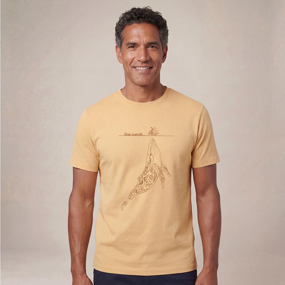 T-shirt homme manche courte en coton biologique couleur blé avec un dessin représentant une baleine avec des motifs polynésiens en sérigraphie de couleur marron. Zoom sur le t-shirt.