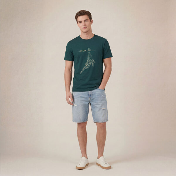 T-shirt homme manche courte en coton biologique couleur vert sapin avec un dessin représentant une baleine avec des motifs polynésiens en sérigraphie de couleur beige.