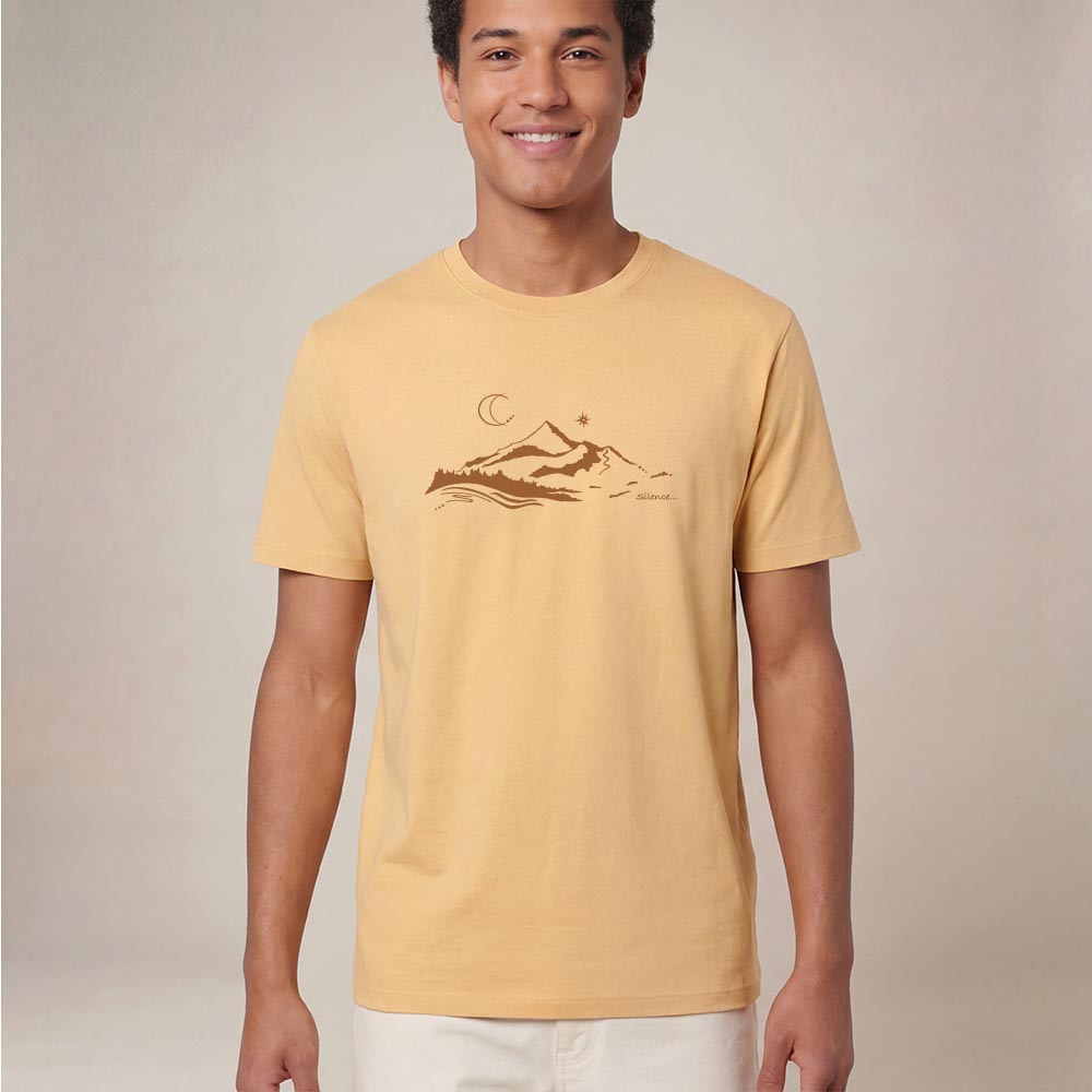 T-shirt homme manche courte en coton biologique couleur blé avec le dessin d'une montagne et inscrit silence de sérigraphie marron. Zoom sur le t-shirt.