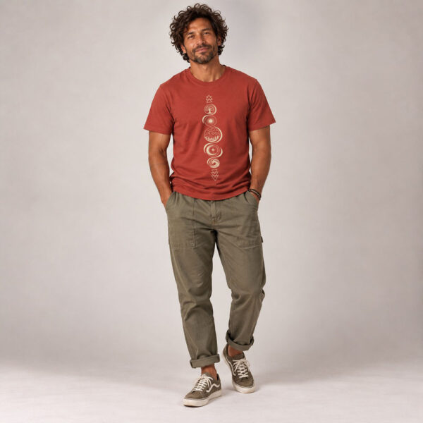 T-shirt homme manche courte en coton biologique couleur rouge lave avec le dessin de chaque élément de la nature, la sérigraphie est de couleur beige.