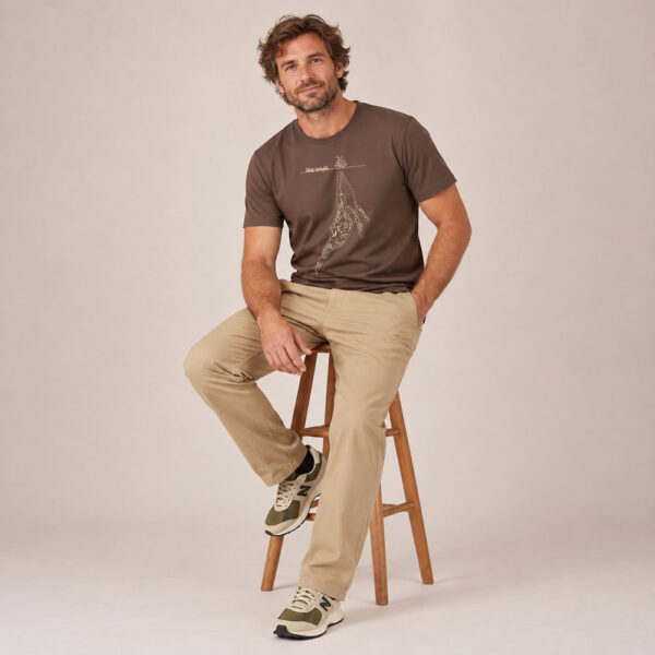 T-shirt homme manche courte en coton biologique couleur mocha avec un dessin représentant une baleine avec des motifs polynésiens en sérigraphie de couleur beige.