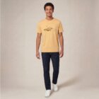 T-shirt homme manche courte en coton biologique couleur blé avec le dessin d'une montagne et inscrit silence de sérigraphie marron.