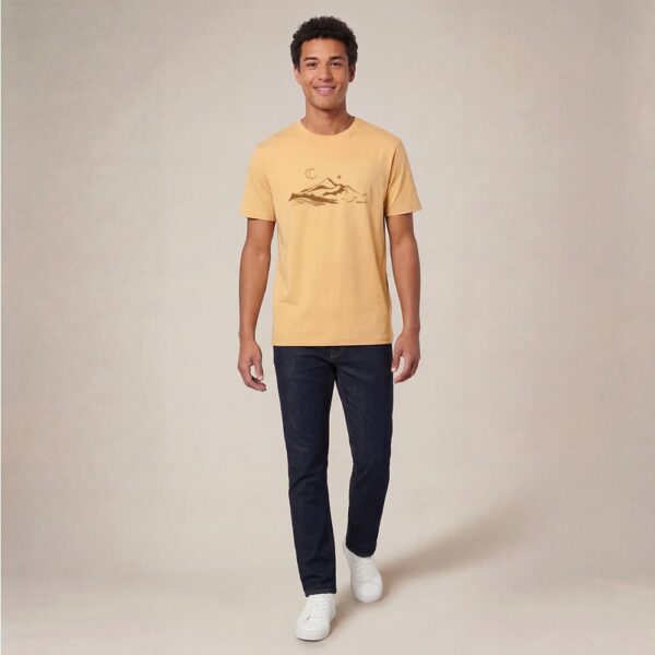 T-shirt homme manche courte en coton biologique couleur blé avec le dessin d'une montagne et inscrit silence de sérigraphie marron.