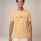 T-shirt homme manche courte en coton biologique de couleur blé avec un dessin représentant les éléments de la nature sur une ligne avec l'inscription des racines aux étoiles la de sérigraphie est de couleur marron. Zoom sur le t-shirt.