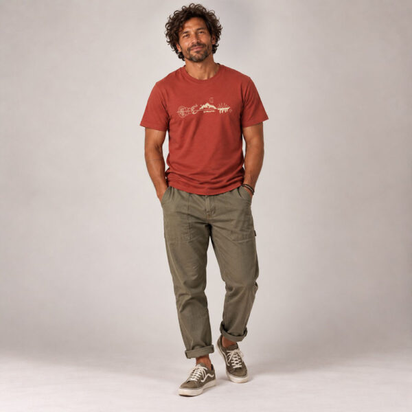 T-shirt homme manche courte en coton biologique de couleur rouge lave avec un dessin représentant les éléments de la nature sur une ligne avec l'inscription des racines aux étoiles la de sérigraphie est de couleur beige.
