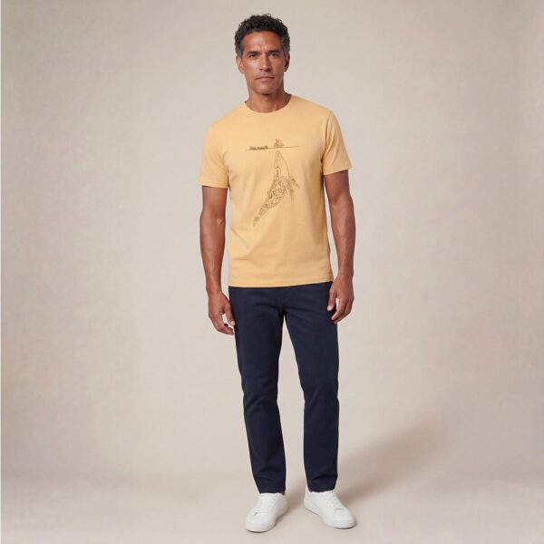 T-shirt homme manche courte en coton biologique couleur blé avec un dessin représentant une baleine avec des motifs polynésiens en sérigraphie de couleur marron.