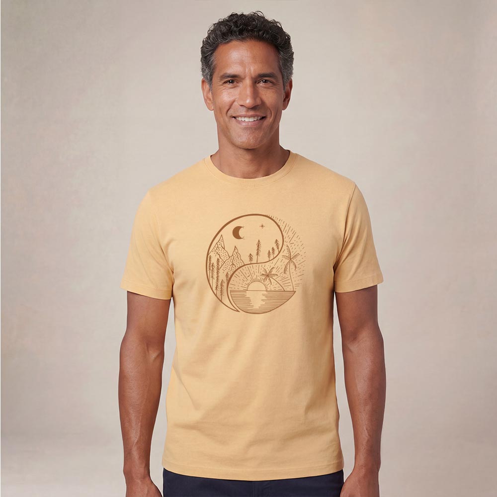 T-shirt homme manche courte en coton biologique couleur blé avec le dessin d'un yin et yang de la nature, d'un coté les montagnes et de l'autre la plage la sérigraphie est de couleur marron. Zoom sur le t-shirt.