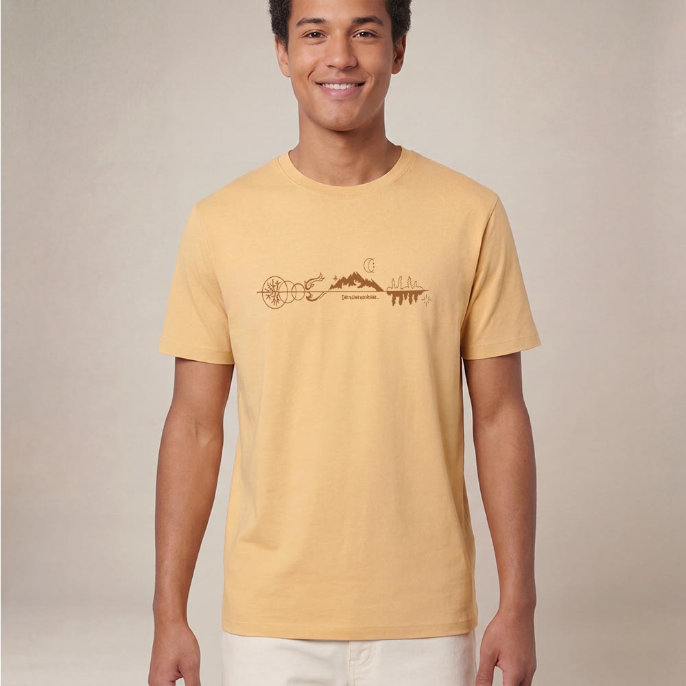 T-shirt homme manche courte en coton biologique de couleur blé avec un dessin représentant les éléments de la nature sur une ligne avec l'inscription des racines aux étoiles la de sérigraphie est de couleur marron. Zoom sur le t-shirt.