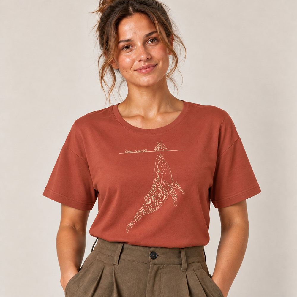 T-shirt femme manche courte en coton biologique de couleur terracotta avec un dessin représentant une baleine avec des motifs polynésiens en sérigraphie de couleur beige. Zoom sur le t-shirt.