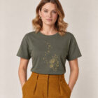 T-shirt femme à manche courte en coton biologique couleur kaki avec un dessin d'abeilles s'envolant d'un pissenlit . Avec une inscription ' Bee la vie ', la sérigraphie est de couleur doré. Zoom sur le t-shirt.