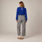 T-shirt femme à manche longue en coton biologique couleur bleu roi vue de dos avec le dessin de la marque entre les épaules, représentant un arbre sur la planète, sérigraphie argenté.