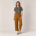 T-shirt femme à manche courte en coton biologique couleur kaki avec un dessin d'abeilles s'envolant d'un pissenlit . Avec une inscription ' Bee la vie ', la sérigraphie est de couleur doré.