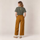 T-shirt femme manche courte en coton biologique de couleur kaki vue de dos avec le dessin de la marque entre les épaules et la sérigraphie est de couleur doré.